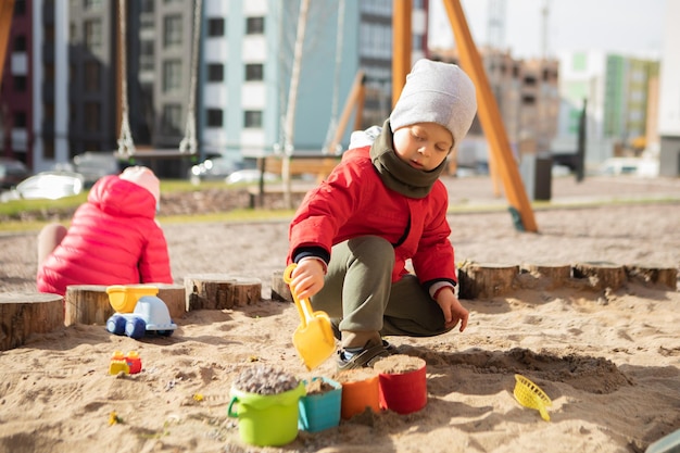 遊び場で遊んでいる子供たち