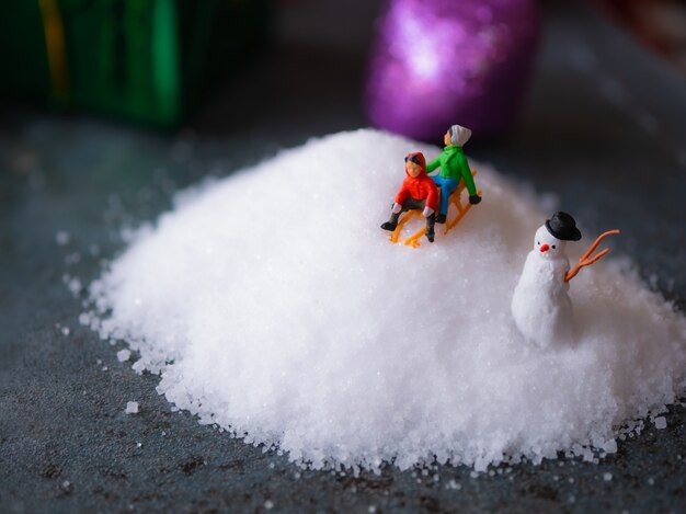 クリスマスに雪の中で遊ぶ子供たち。