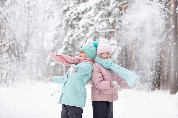 Foto bambini che giocano nella neve