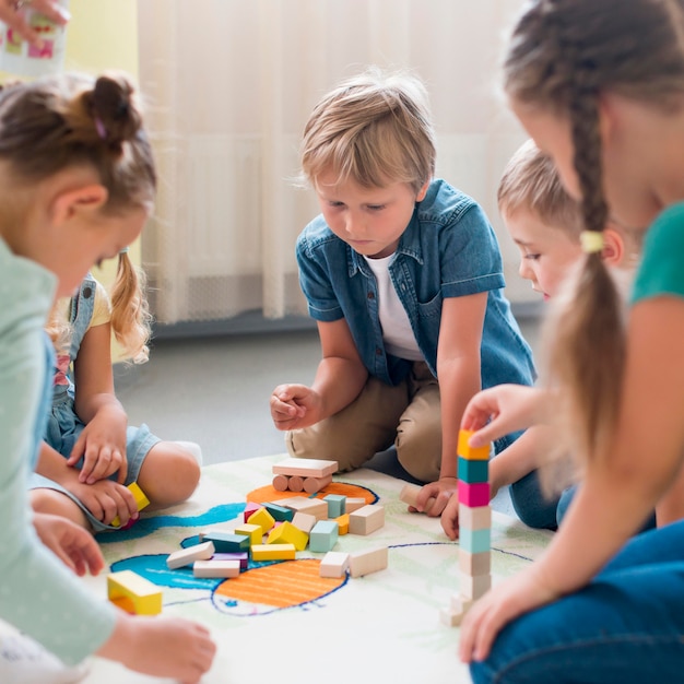 幼稚園で一緒に遊んでいる子供たち