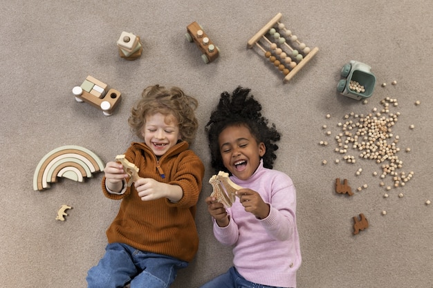 Foto bambini che giocano con i giocattoli ecologici