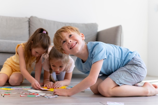 Photo children playing with paper full shot