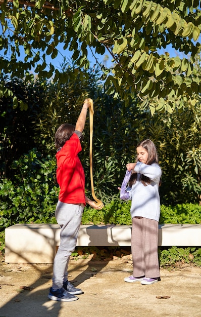 Bambini che giocano con slim