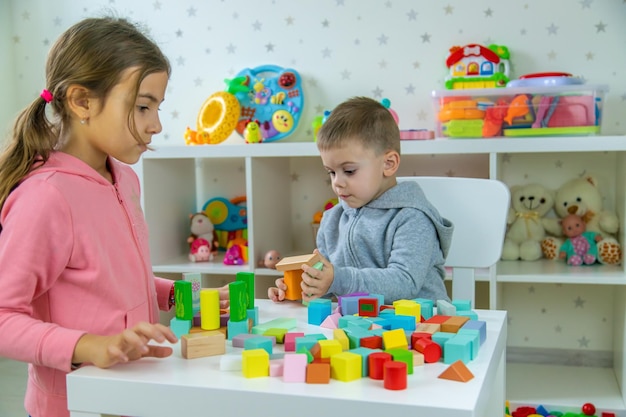 Дети играют с игрушками в комнате