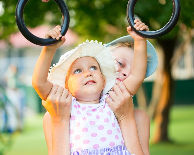 子供たちは遊び場で遊ぶ