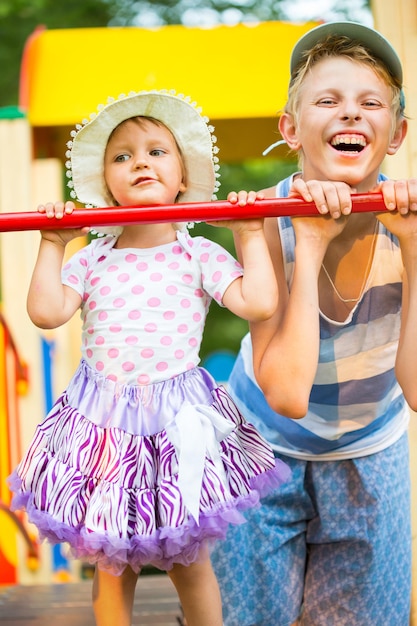 Un bambino gioca nel parco giochi