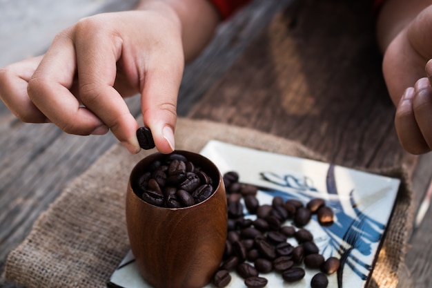 写真 子供は醸造コーヒーを練習する。