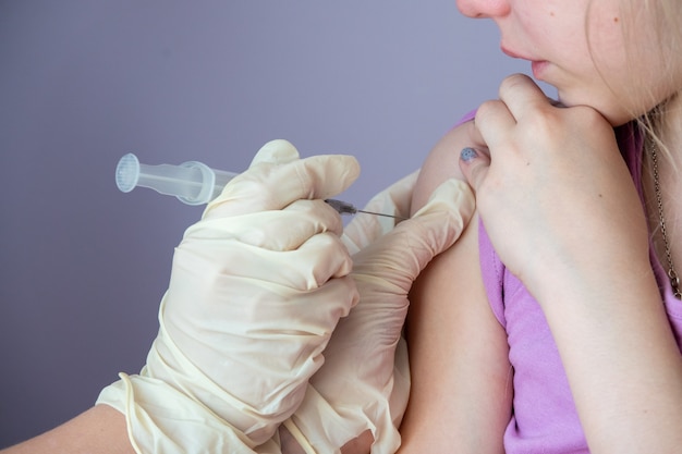 Дети получают вакцину с внешней стороны бедра. Детская вакцина. COVID-19