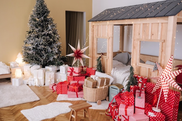 クリスマスの装飾が施された子供部屋は、子供向けの赤いお祝いの包装インテリアデザインで提示されます