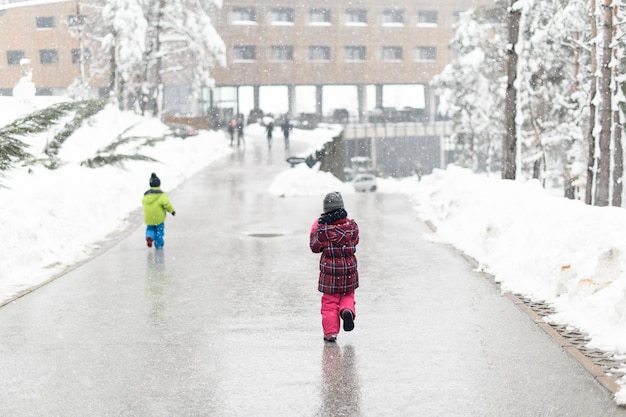 写真 冬の森で走って遊ぶ子供たち
