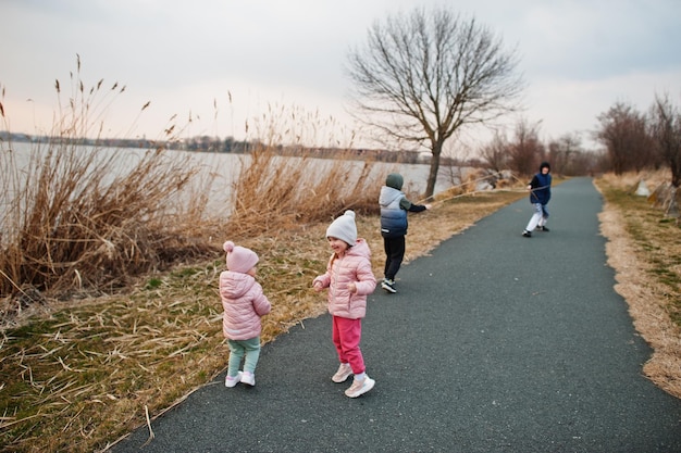 写真 子供たちは湖のほとりの小道を走ります
