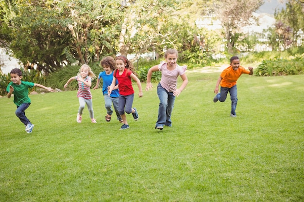 Bambini che corrono sull'erba