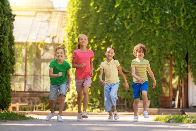 Photo children running in park on sunny day