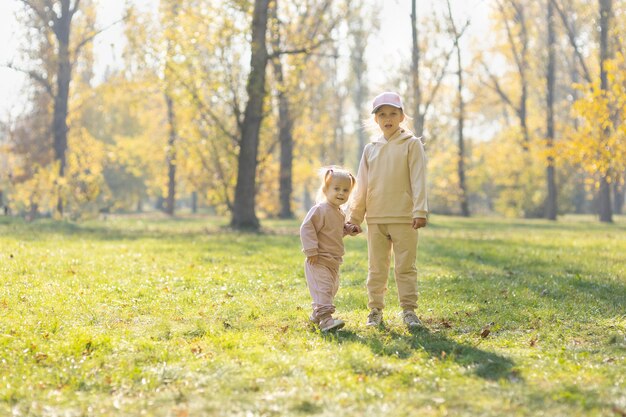 公園で走っている子供たち、自然の中で遊んでいる2人の女の子