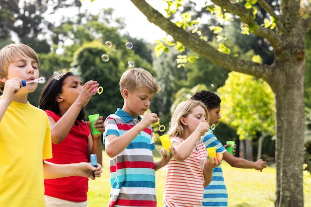 Bambini che corrono nel parco