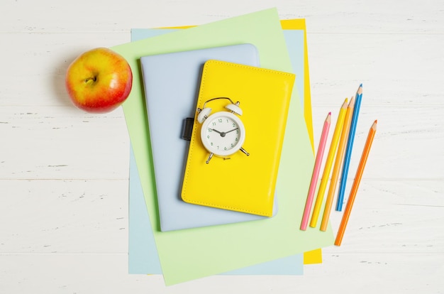 Accessori per bambini per lo studio della creatività e forniture per ufficio su sfondo bianco di legno torna al concetto di scuola