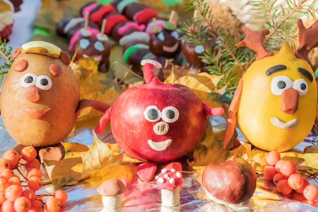 子供の秋の工芸品-ジャガイモ、リンゴ、レモンから作られたクマ、ブタ、エルク