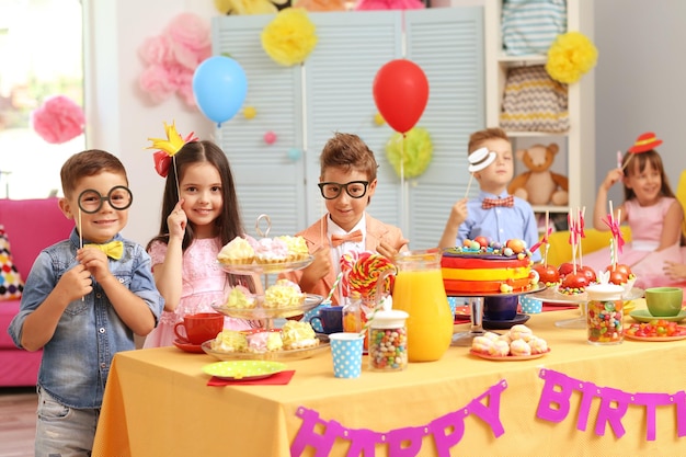 写真 装飾された部屋での子供の誕生日パーティー