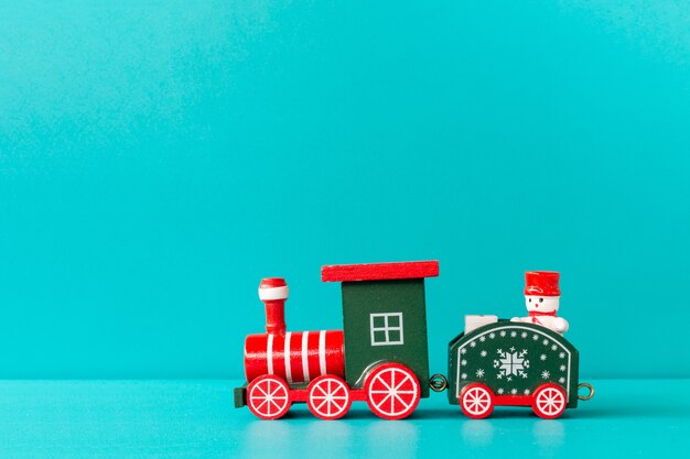 Photo children's christmas train on a blue background, merry christmas concept