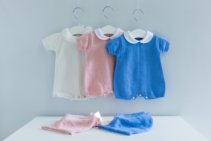 Photo children's clothes on laundry line against wooden background