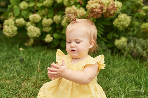 こどもの日、夏の緑の芝生の上の子女の子