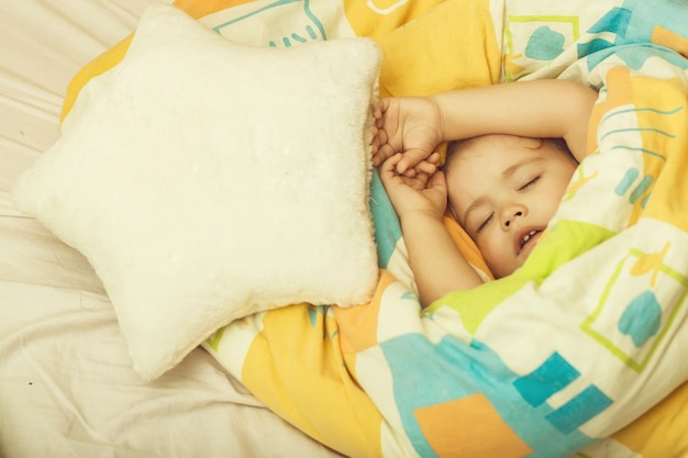 子供の夢。夢を見ている小さな赤ちゃん。