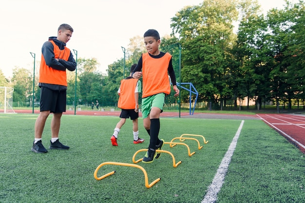 重要な試合前のチームトレーニング中の子供のサッカー選手