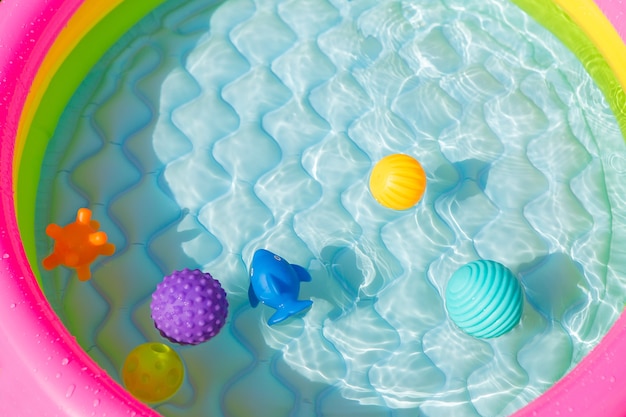 Foto piscina gonfiabile per bambini con giochi