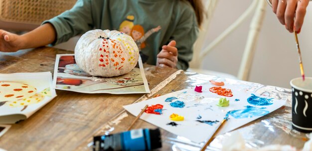 Photo children's painting class painting day with parents in class painting pumpkins