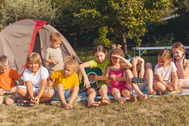 夏の裏庭での子供たちのパーティー