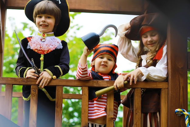 Festa per bambini in stile pirata. i bambini in costume da pirata stanno giocando ad halloween.