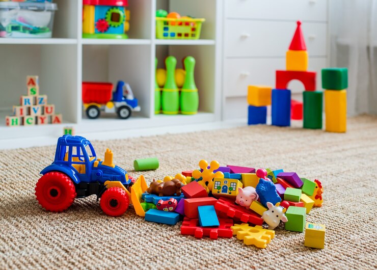 Photo children's playroom with plastic colorful educational blocks toys. games floor for preschoolers kindergarten. interior children's room. free space. background mock up