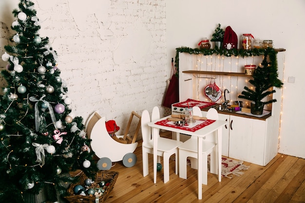 Детская комната оформлена к Рождеству и Новому году.