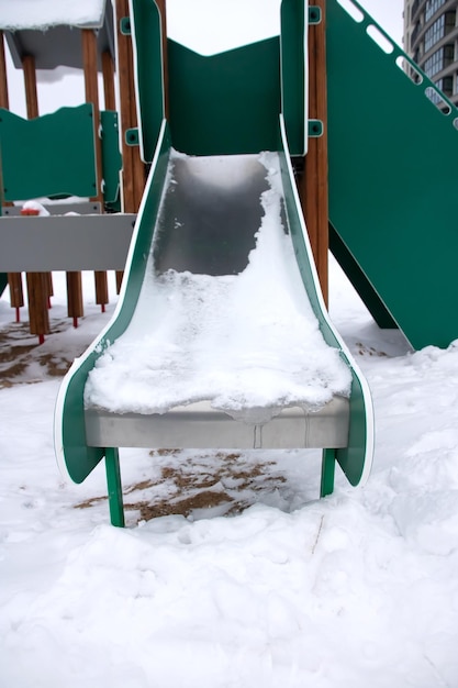 雪の中の子供の滑り台をクローズ アップ