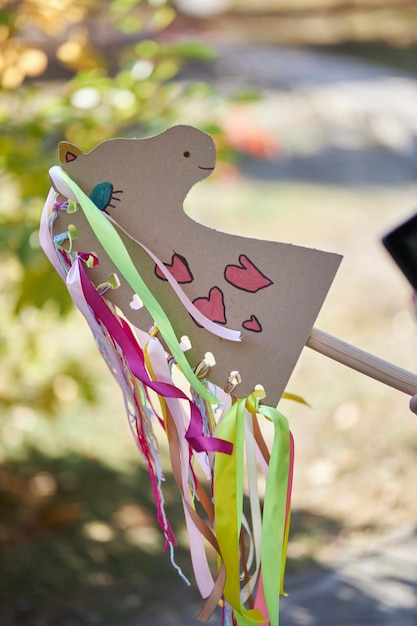 детская игрушка картонная лошадка на палочке крупным планом размытый фон