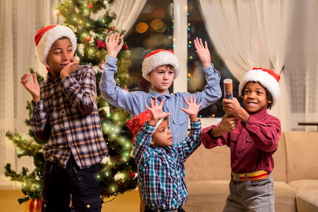 Foto i bambini hanno paura del petardo di natale. il ragazzo ha spaventato gli amici con il petardo. il gentiluomo più coraggioso. il nostro intrepido cugino.