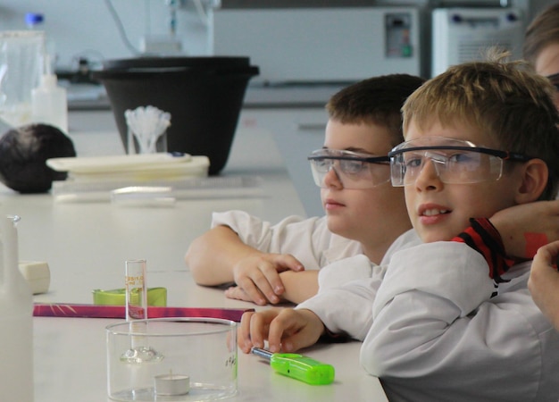 Foto bambini nel laboratorio scientifico