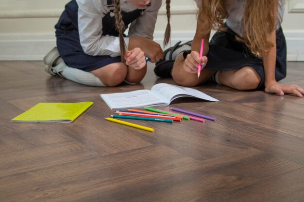 子供たちは床に座ってノートに書きます