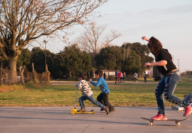 Foto bambini che pattinano nel parco