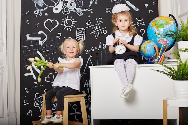 子供の生徒は、9月1日、勉強の最終日、授業間の変更で学校で勉強します。小学校休みの子供たち