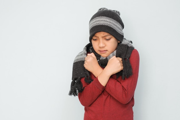 I bambini soffrono di febbre influenzale, mal di testa e tosse stock photo isolato su sfondo bianco