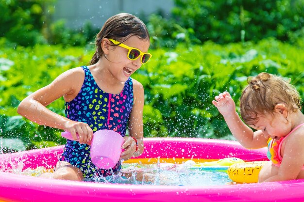 I bambini nuotano in piscina messa a fuoco selettiva