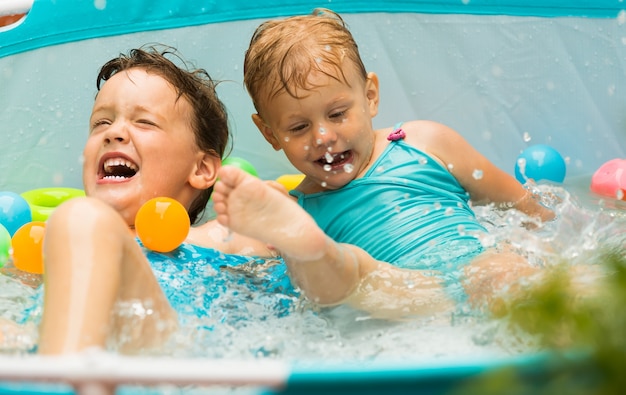 Foto bambini che nuotano nella piscina per bambini