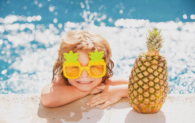 水の幸福で泳いだり遊んだりする子供たちと夏の子供夏夏のパイナップルフルーツフー