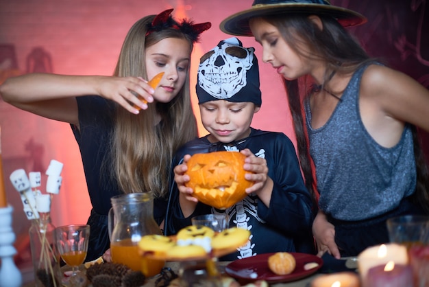 Photo children trick or treating on halloween