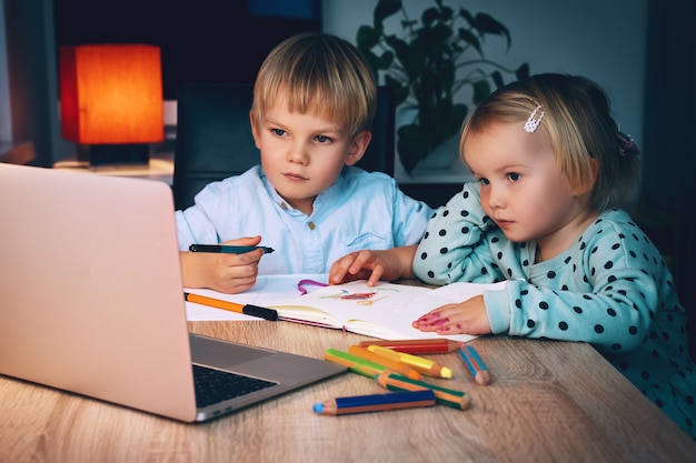 디지털 기술과 인터넷 통신을 사용하는 어린이 어린이를 위한 원격 온라인 교육
