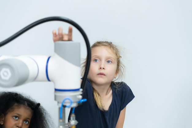 ハンドロボット技術を活用する子どもたち STEM科目の一つであるテクノロジーを学ぶ学生たち