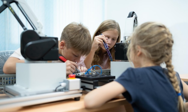손 로 기술을 사용하는 어린이 학생들은 STEM 중 하나인 기술을 공부하고 있습니다.