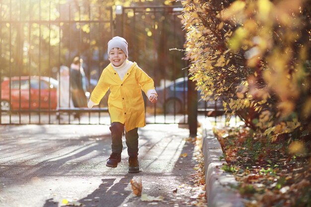 Дети гуляют в осеннем парке осенью
