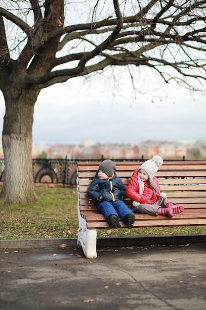 I bambini camminano nel parco autunnale della fallxa